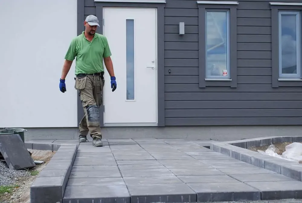 Trädäck med belysning, uppfart och gångar – Bunkeflo. Utfört av Wood & Stone.