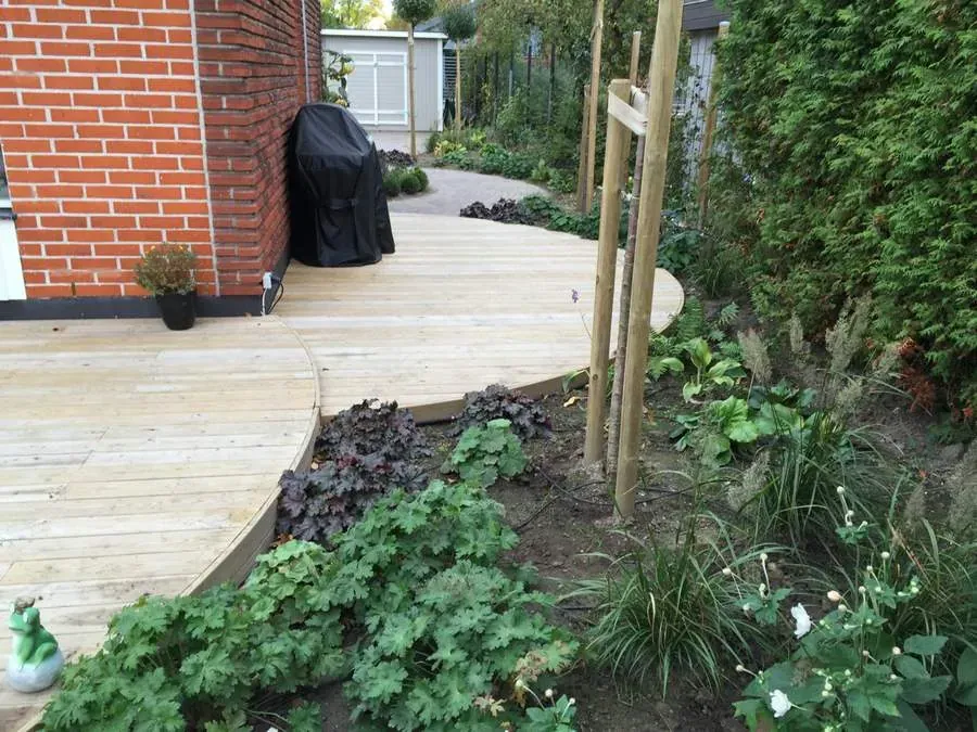 Rundat trädäck med planteringar runt om i Lomma