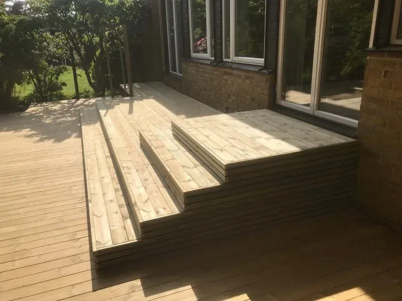 Trädäck med breda trappsteg i flera nivåer – byggt av Wood & Stone